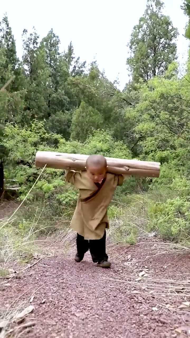 几岁的小和尚,每天都刻苦训练,好样的!