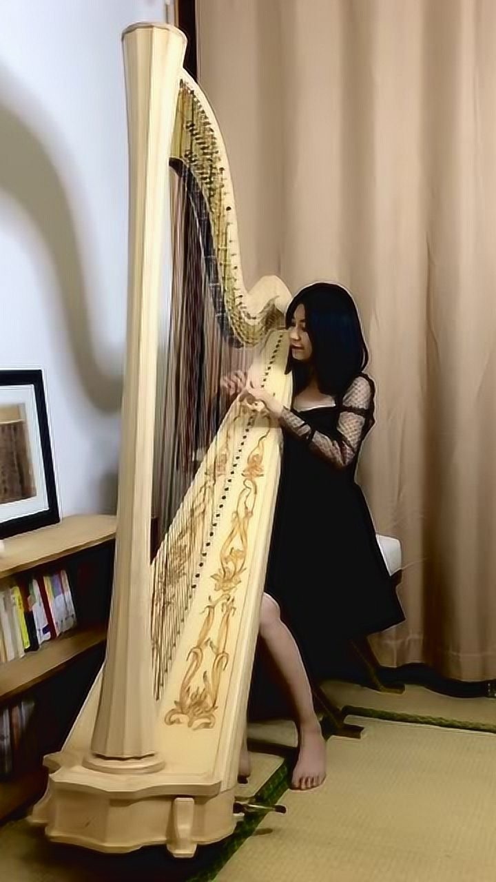 见识一下小姐姐弹竖琴，拨动琴弦时，真是人美曲也美！_高清1080P在线观看平台_腾讯视频