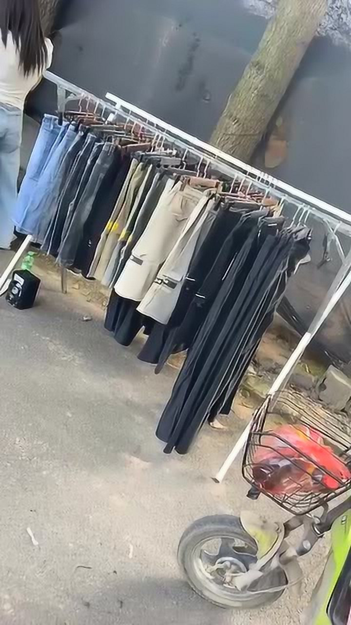 随着摆摊经济的流行,美女也出来卖裤子,就是生意不是太好啊!