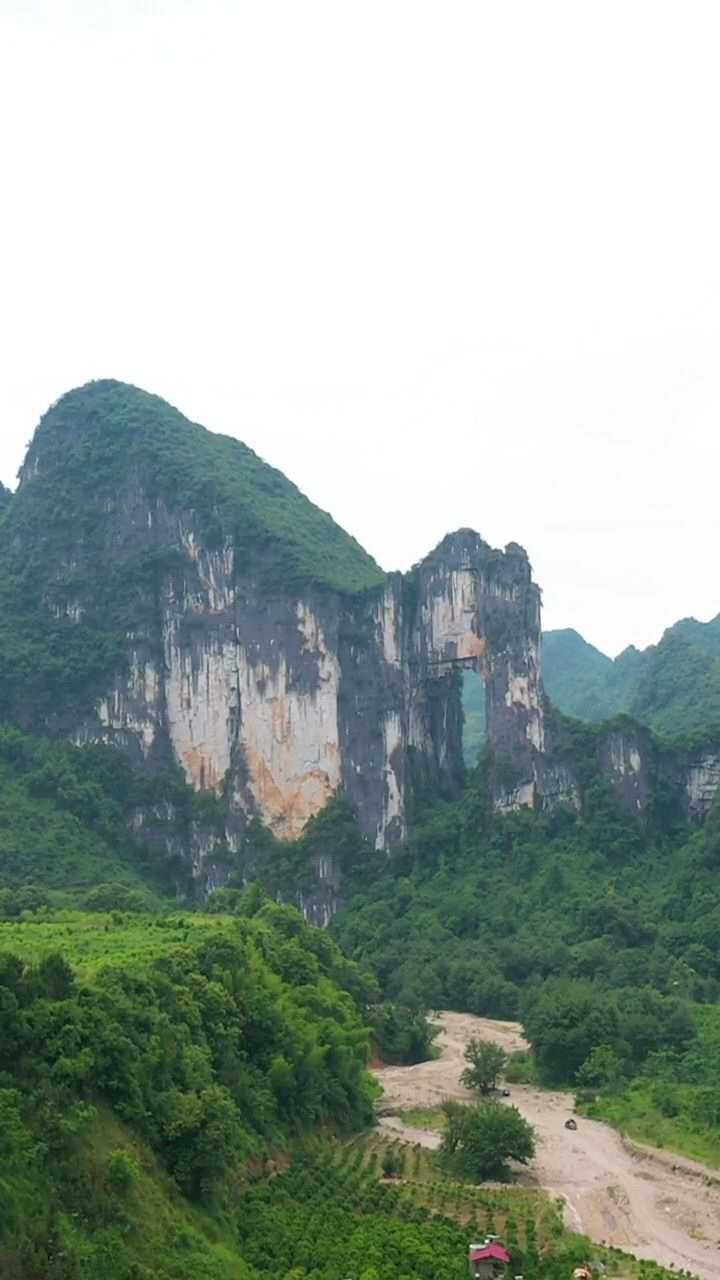 广西灵川县拍到的一个小象鼻山,比桂林市里的还要壮观大气