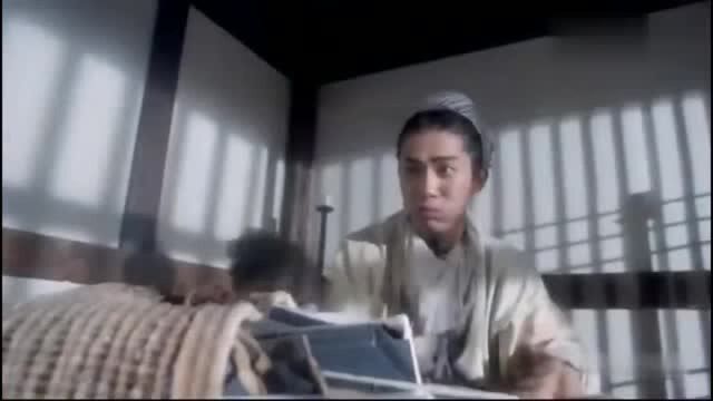 男子假装书掉地上,妖女看穿他的骚动作