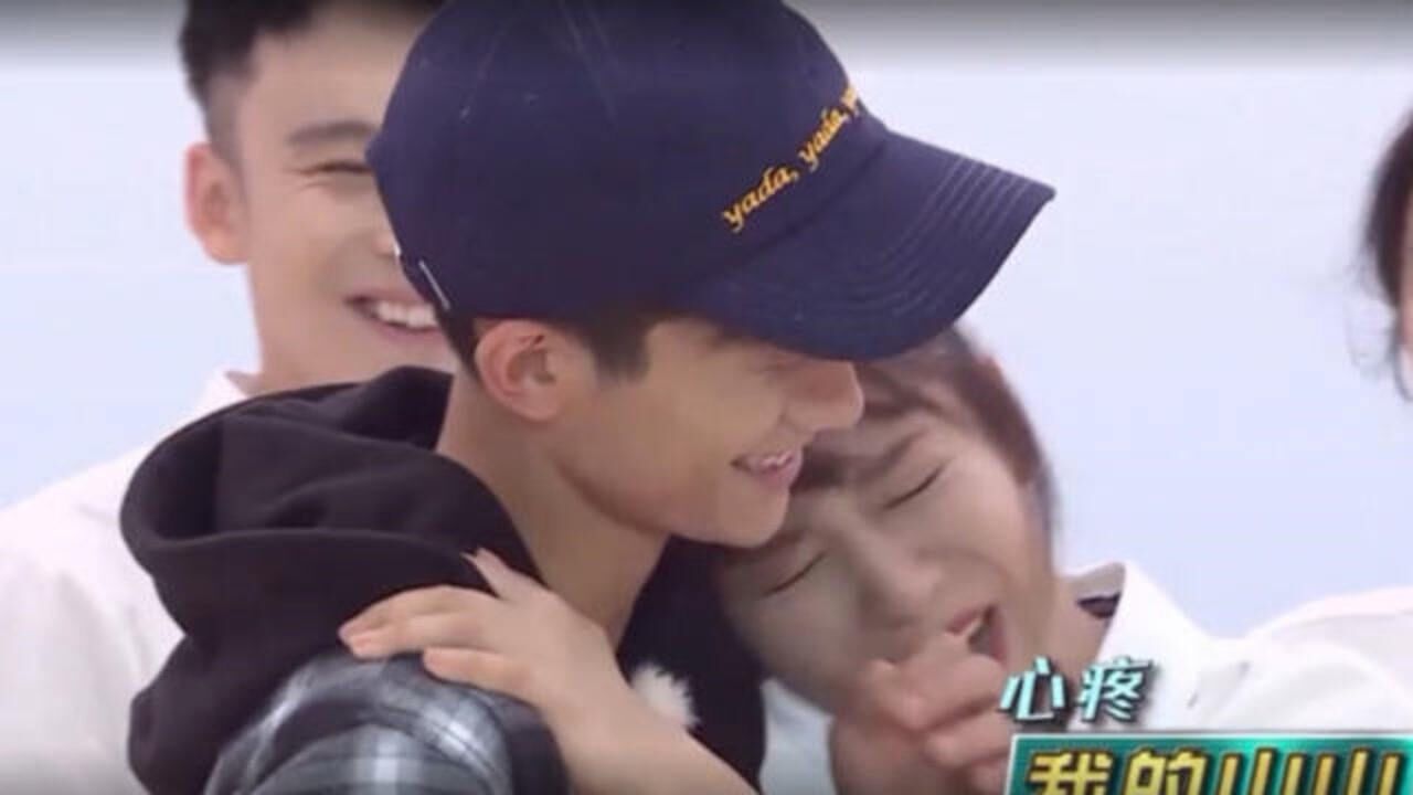 杨紫不顾镜头扑进张一山怀中谁注意张一山的表情关系一目了然