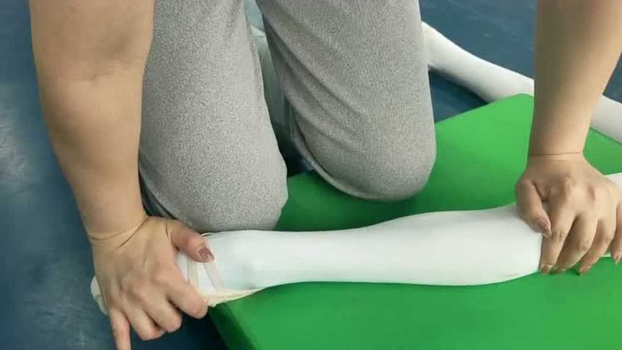 舞研少儿舞蹈压脚背指导