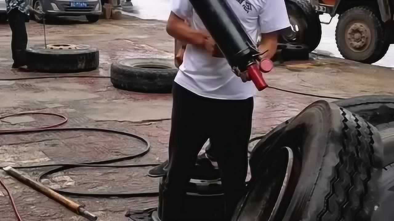 知道大货车的轮胎怎么打气吗?可不是普通的打气方法,要用大炮轰_腾讯视频