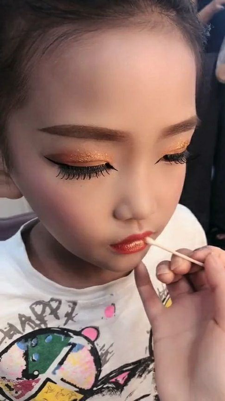 化妆师为小女孩画的舞台妆你们觉得这样画好看吗