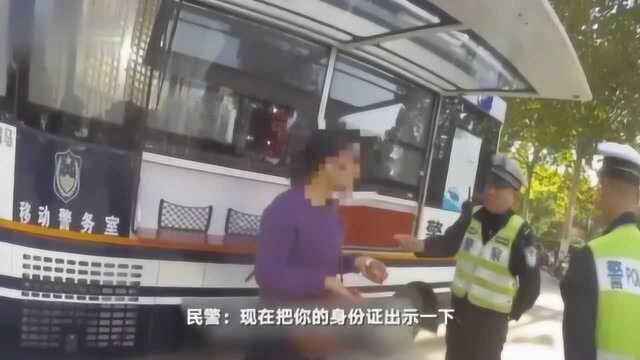 女子骑电动车上快车道飙英文,遭交警怒怼:这里是中国