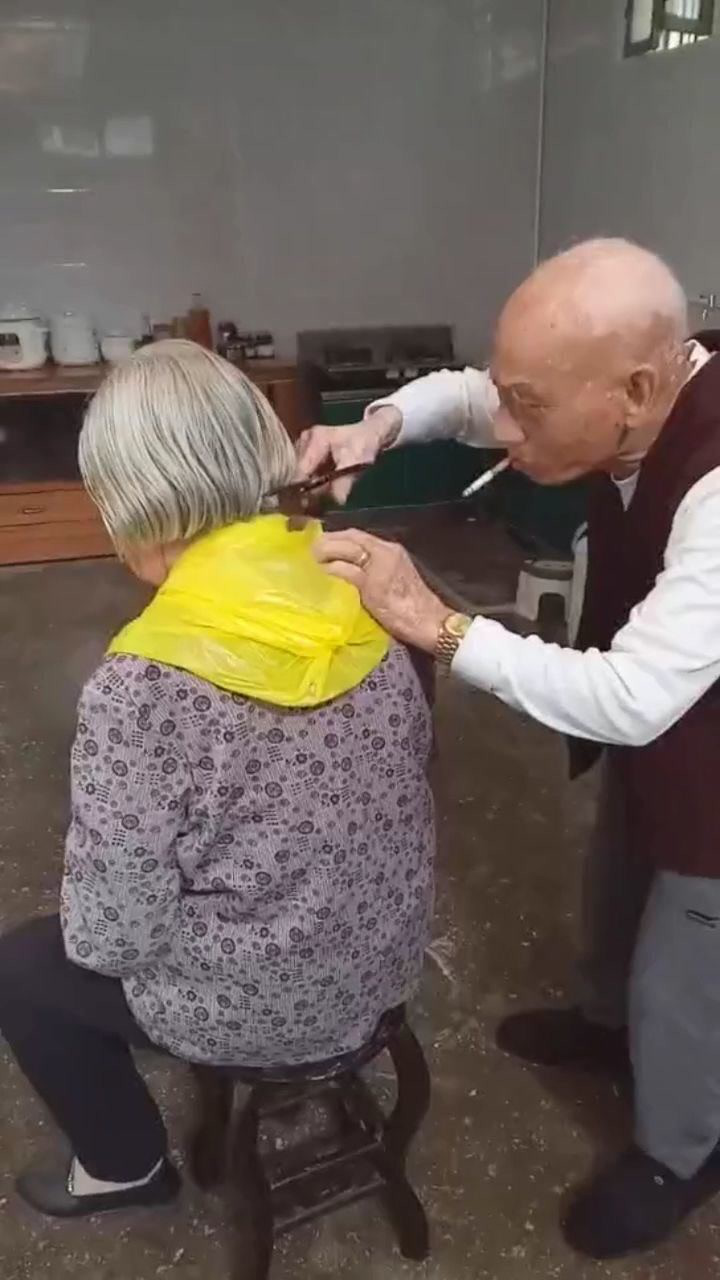 我的爷爷帮96岁奶奶剪了一辈子的头发爷爷常说他是全村最幸福的老人