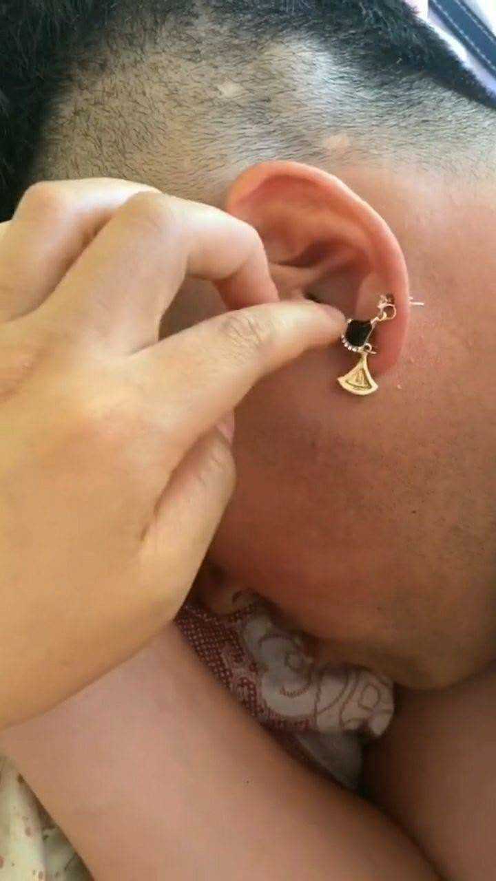 老公天天出去喝酒,给他打耳洞看他敢去吗!