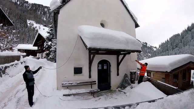 下了一夜的雪,清早起来要除雪了