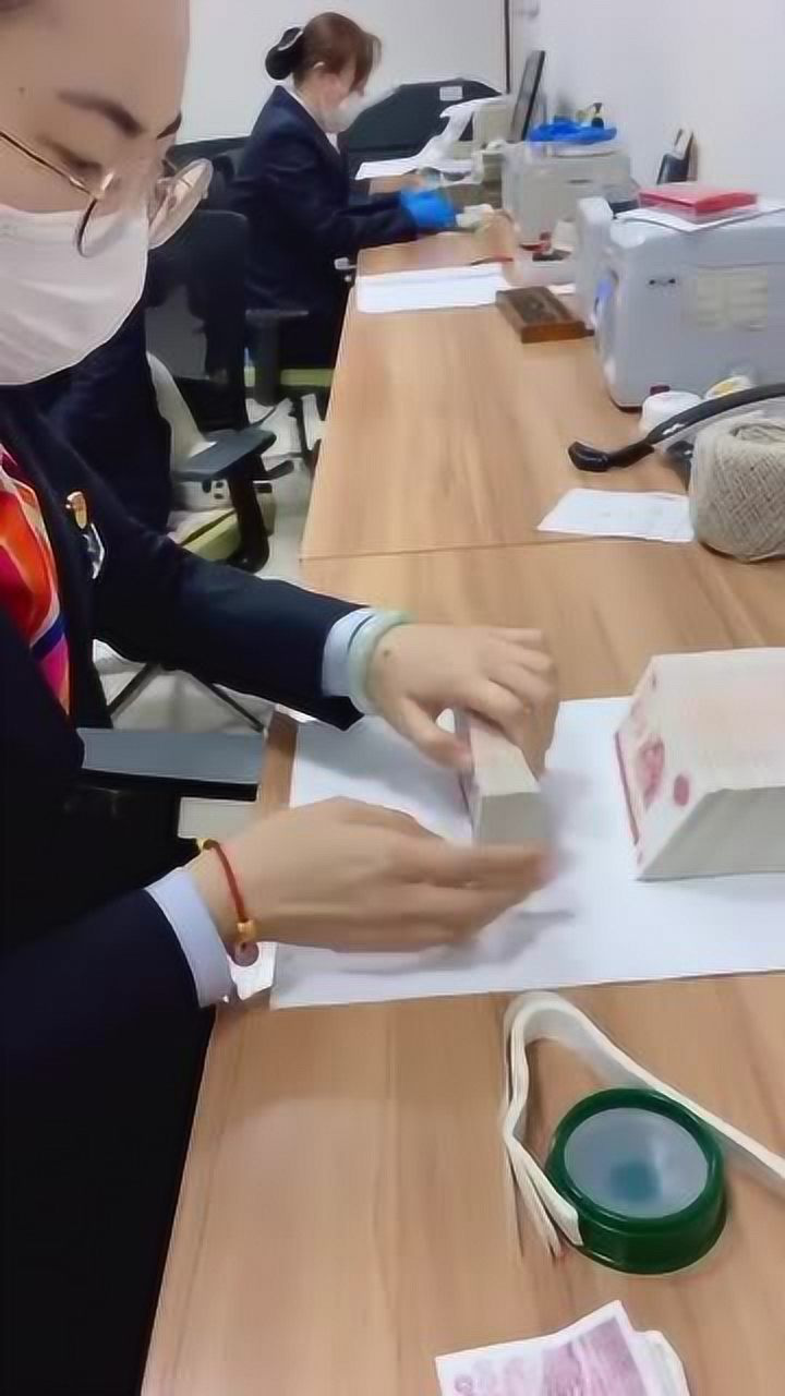 人工数钱比机器还快小姐姐手速一流银行老板看呆了