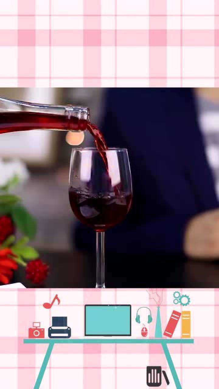 生活小妙招高脚杯的正确拿法用高脚酒杯喝酒该怎么拿