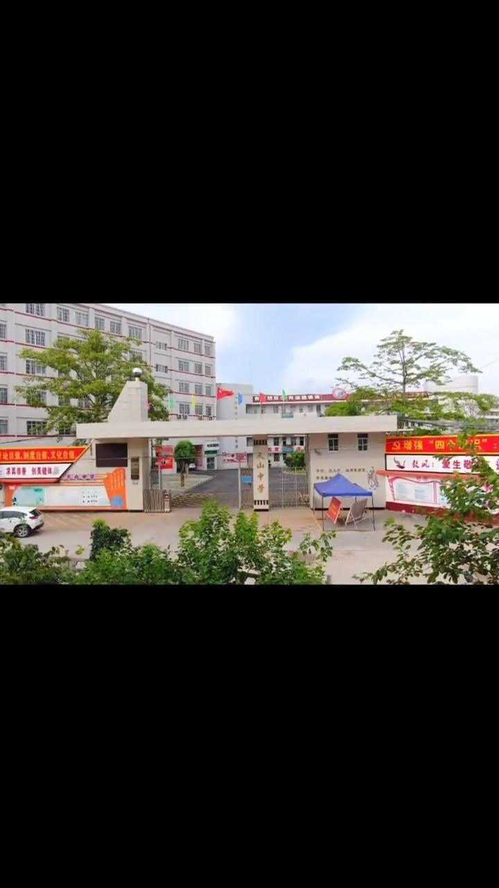 航拍天山中学灵山高中之一你知道灵山有几所高中吗