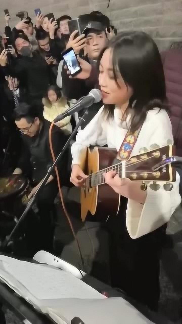 西安民谣歌手韩小九长得真清纯一开口我以为原唱就是她呢