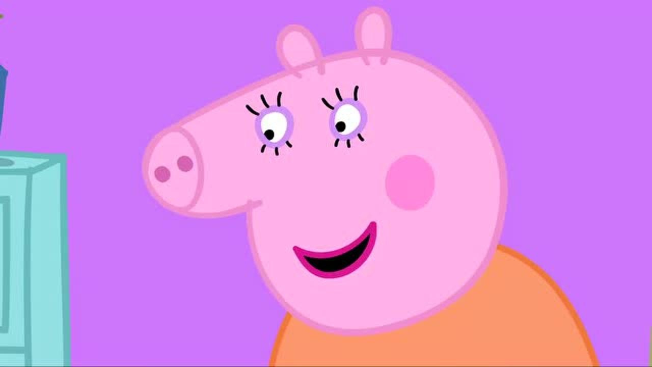 小猪佩奇佩奇真好玩,扮演猪妈妈,还穿着妈妈的衣服化妆