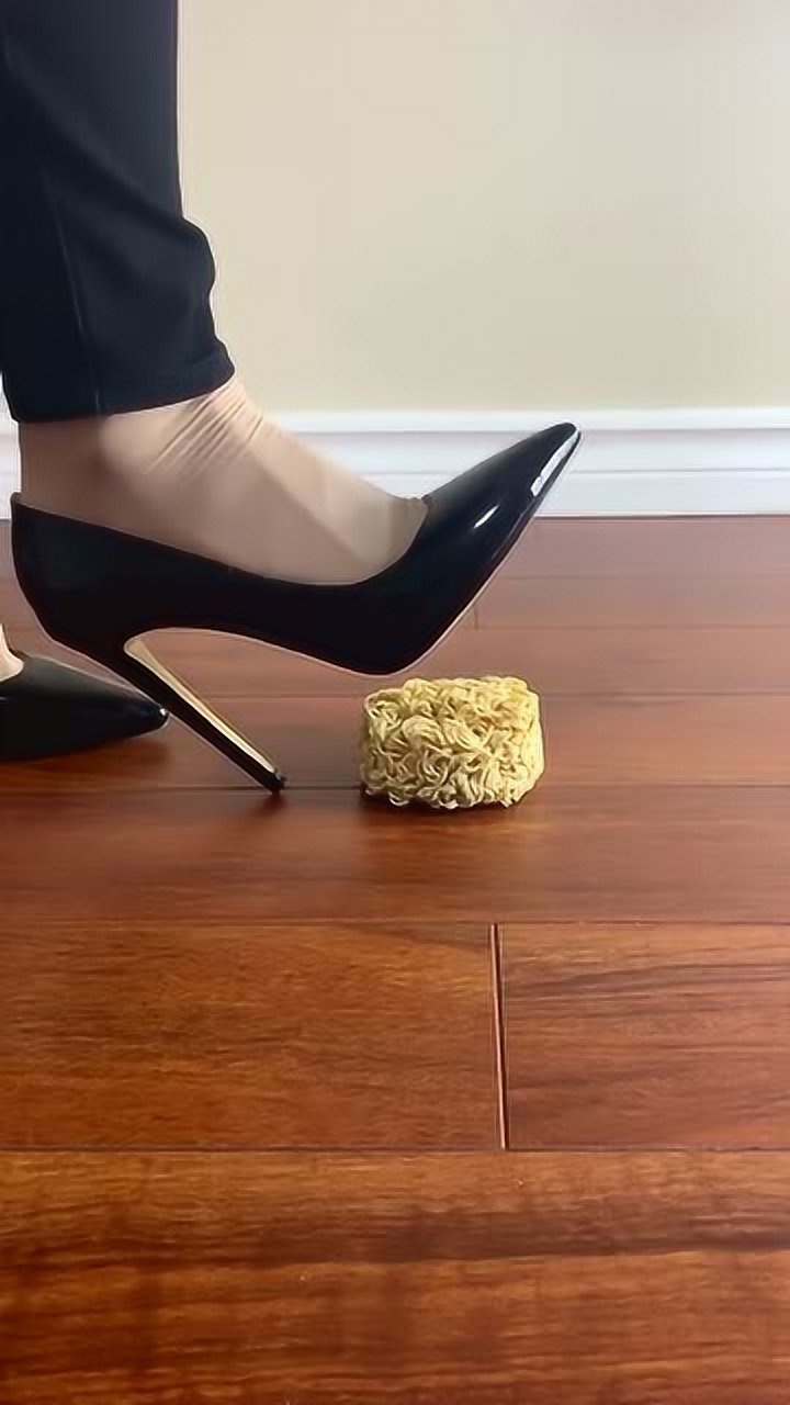 用高跟鞋踩东西十分解压,不信你来试试?_腾讯视频