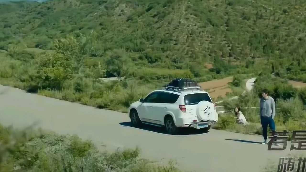 于莎莎在路上憋不住了,艾伦让她这样做,不料被镜头拍下来了