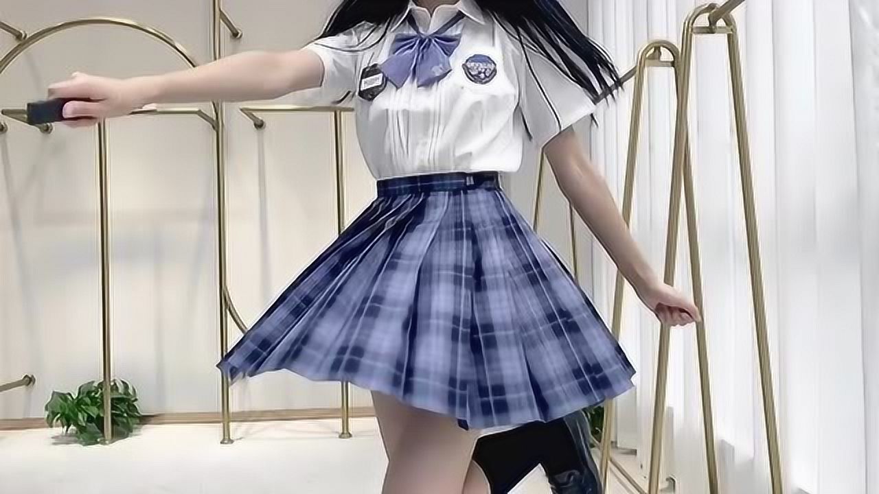 可爱的jk裙美女转圈圈,丝袜搭配jk裙性感又可爱
