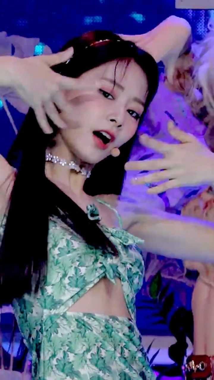 要不是因为那件事周子瑜在国内一定很火可以和程潇一个级别的呢