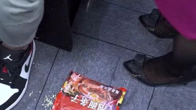 乘客们饥饿难耐,空姐却在饥饿营销,一个面包卖250?