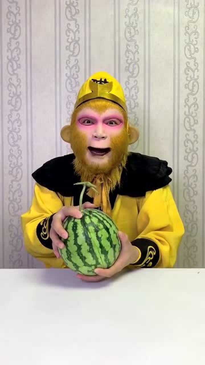 原来孙悟空也喜欢吃西瓜呀冰冰凉凉的很爽口