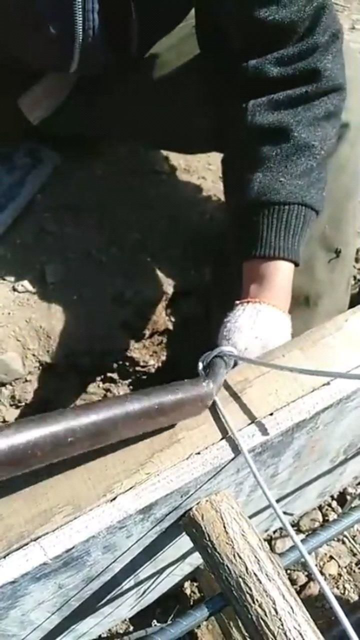 老师傅是这样把铁丝拧紧的你学会了吗赶紧收藏起来