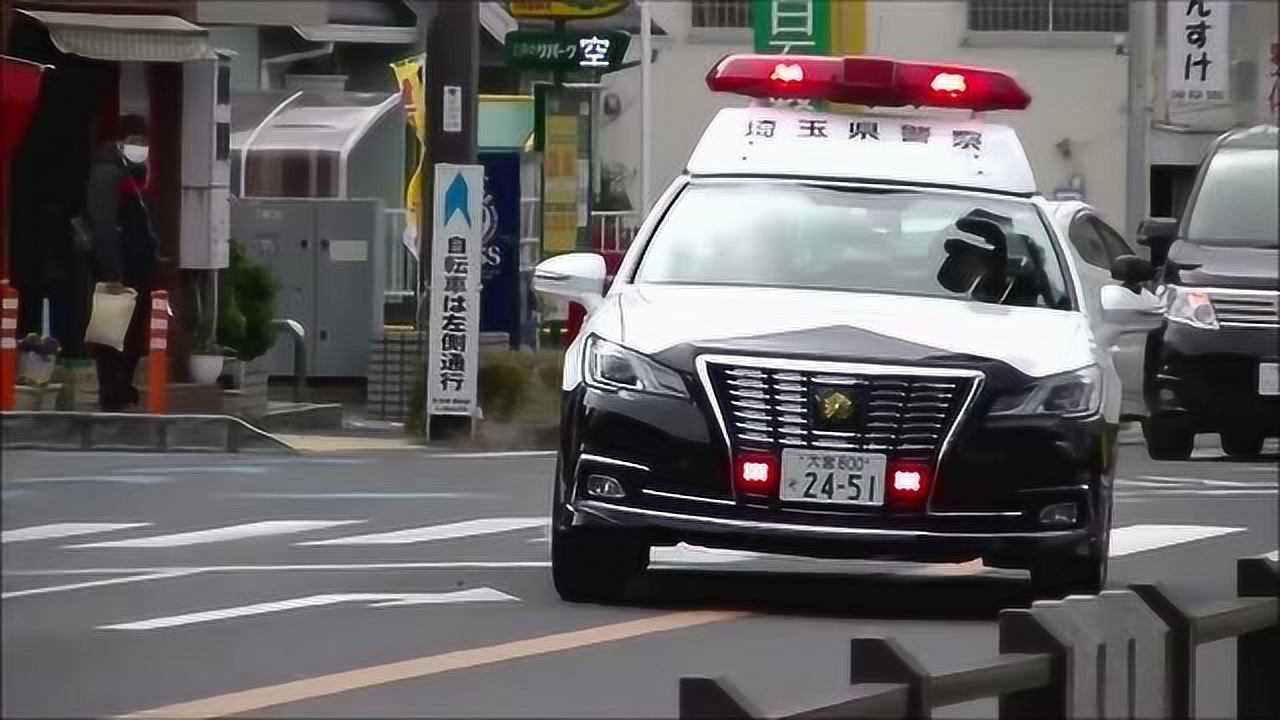 日本警车出警时的场面 车不错就是警笛有点害怕