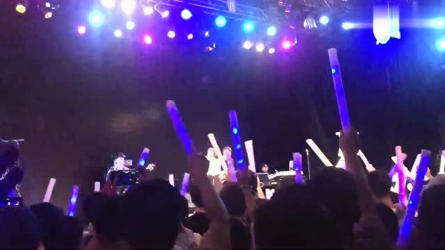 艾怡良上海演唱会《依赖》Live 歌词作曲编曲都太极致了!