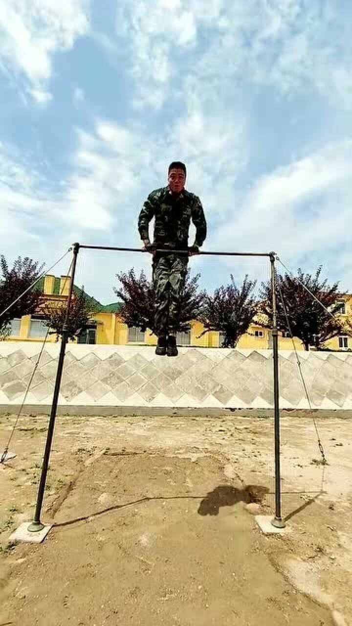 兵哥哥操场上表演单杠这技术堪比国家选手呀