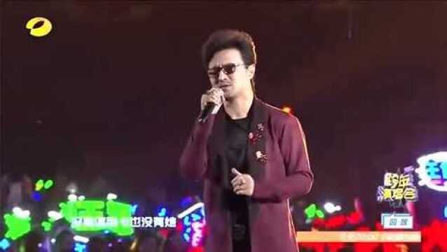 汪峰演唱经典歌曲《春天里》,完美歌声掀翻全场,现场呐喊不断!