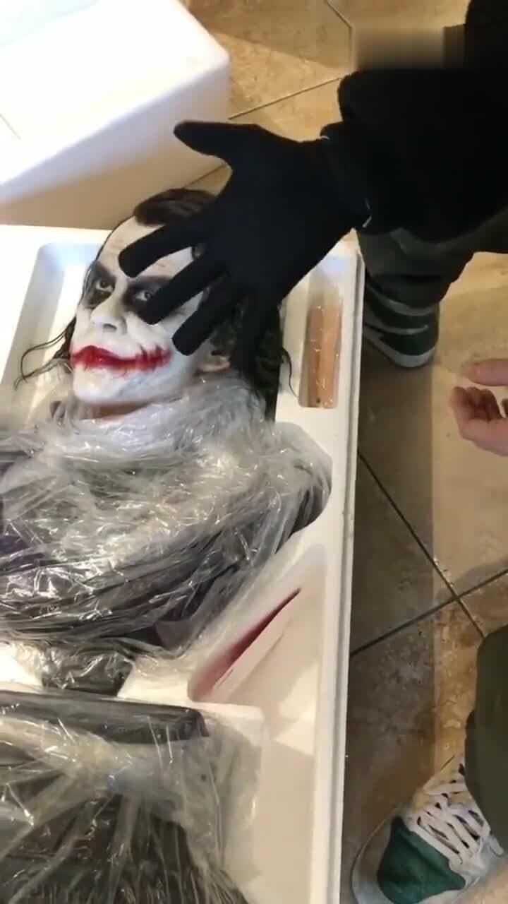 宅男家里一面墙北京三环一套房贫穷真的限制了我的想象
