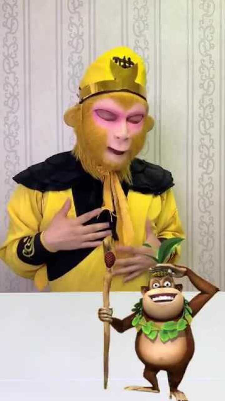 孙悟空吃水果,吉吉国王一边看着