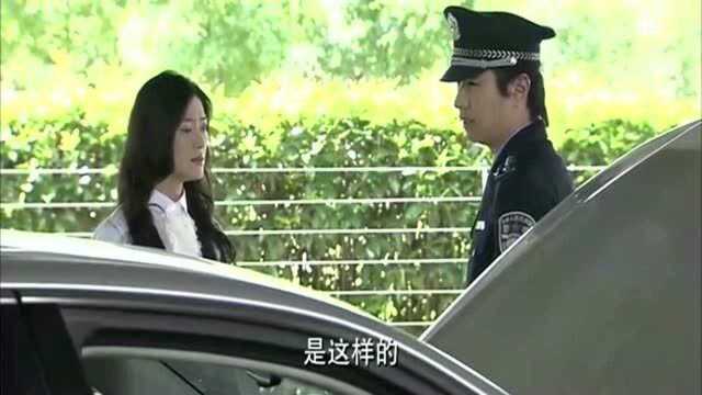 女子的车被扣留,虽然出示了买卖合同跟发票,但还是不让她开走!