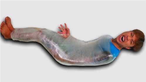 保鲜膜到底有多结实小伙挑战用保鲜膜裹住全身结果让人忍不住笑出声