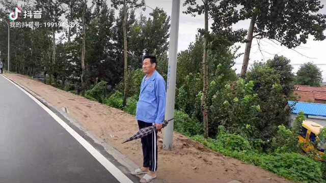 寿光市田柳镇镇村干部冒雨执勤,确保安全度汛