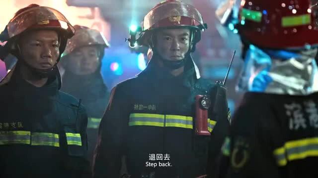 油罐区火势无法控制,首长组建“敢死队”,要开辟道路关闭阀门