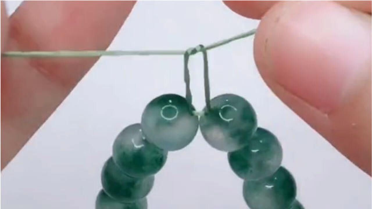 弹力绳正确的打结方式，手链更牢固，戴久了也不会断哦_腾讯视频