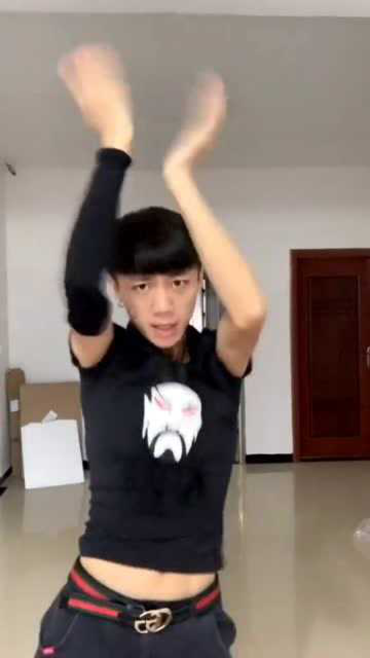 精神小伙路难走咱们必须学会摇花手