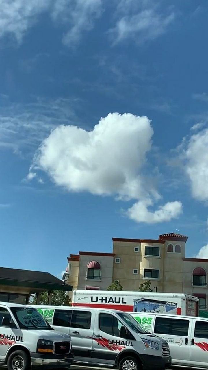 天空中发现了一只爱心棉花糖,一定很甜