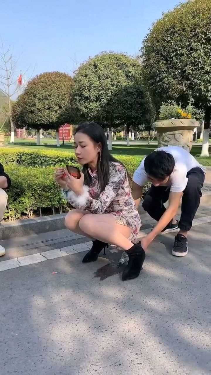 美女你怎么随地大小便