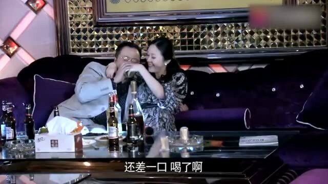 老爸和干女儿约会,不料被亲女儿当场撞见,这下老脸丢大发了!