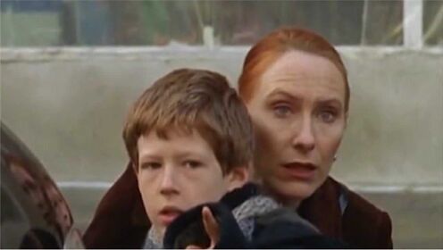 《亡命追踪》：小男孩和妈妈亲眼目睹了狂徒，害怕的他们吓得赶紧逃跑