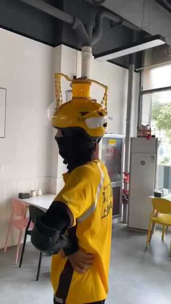 美团外卖安全帽这是又出新皮肤了太奢华了