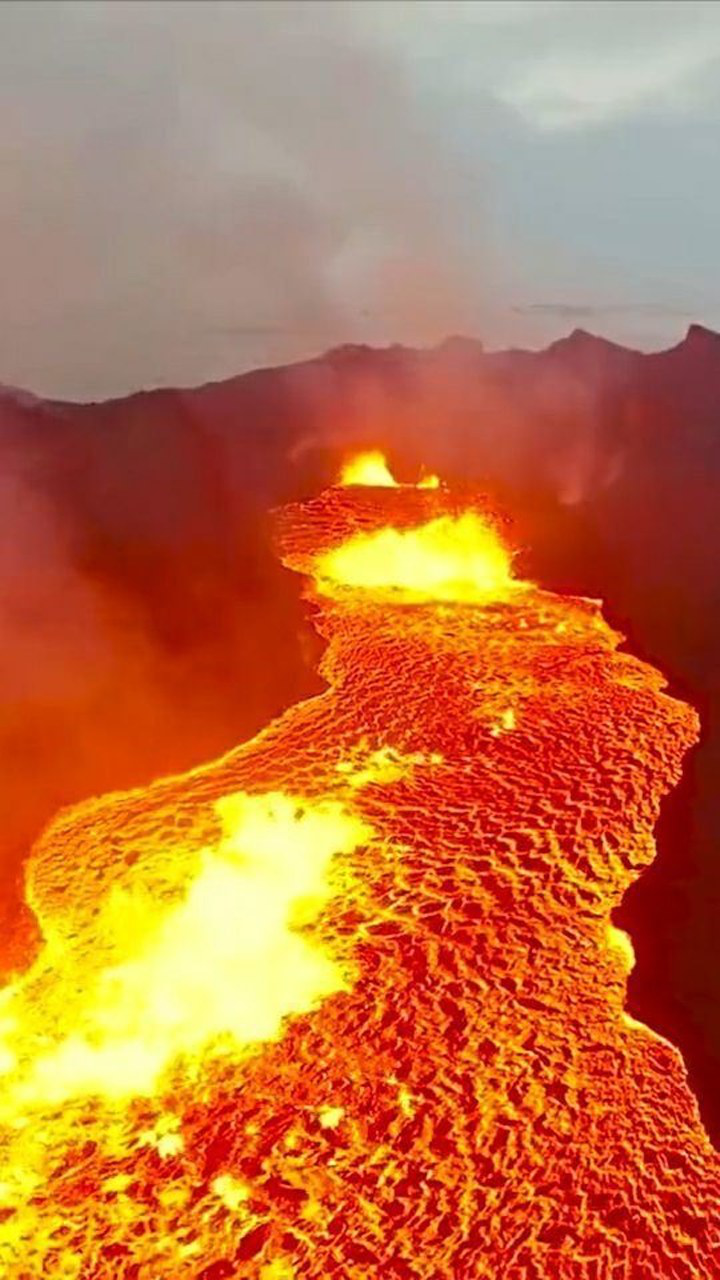 火山爆发的岩浆,一千摄氏度