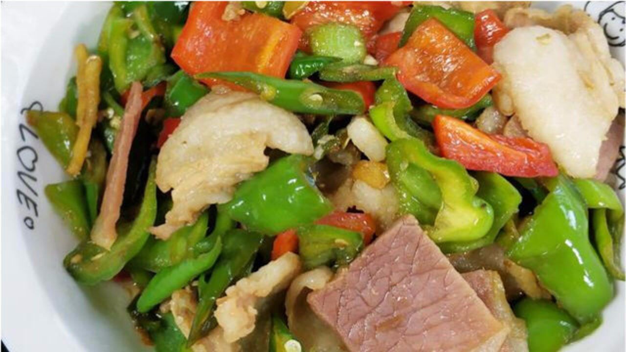 一道超级下饭的青椒炒金华火腿,辣的有味,咸的够香,饭都能吃三碗