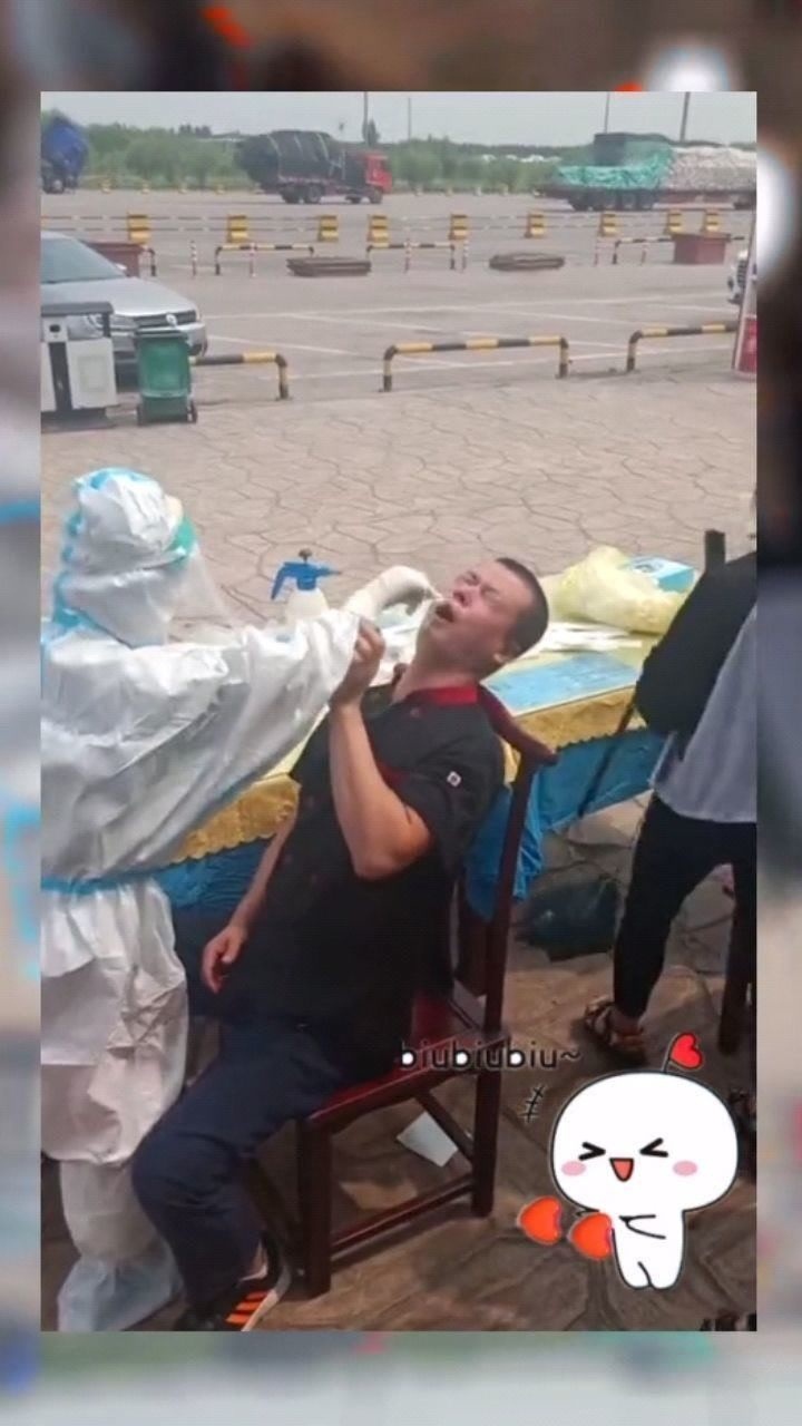 大叔做核酸检测护士下手太重鼻子承受万点暴击