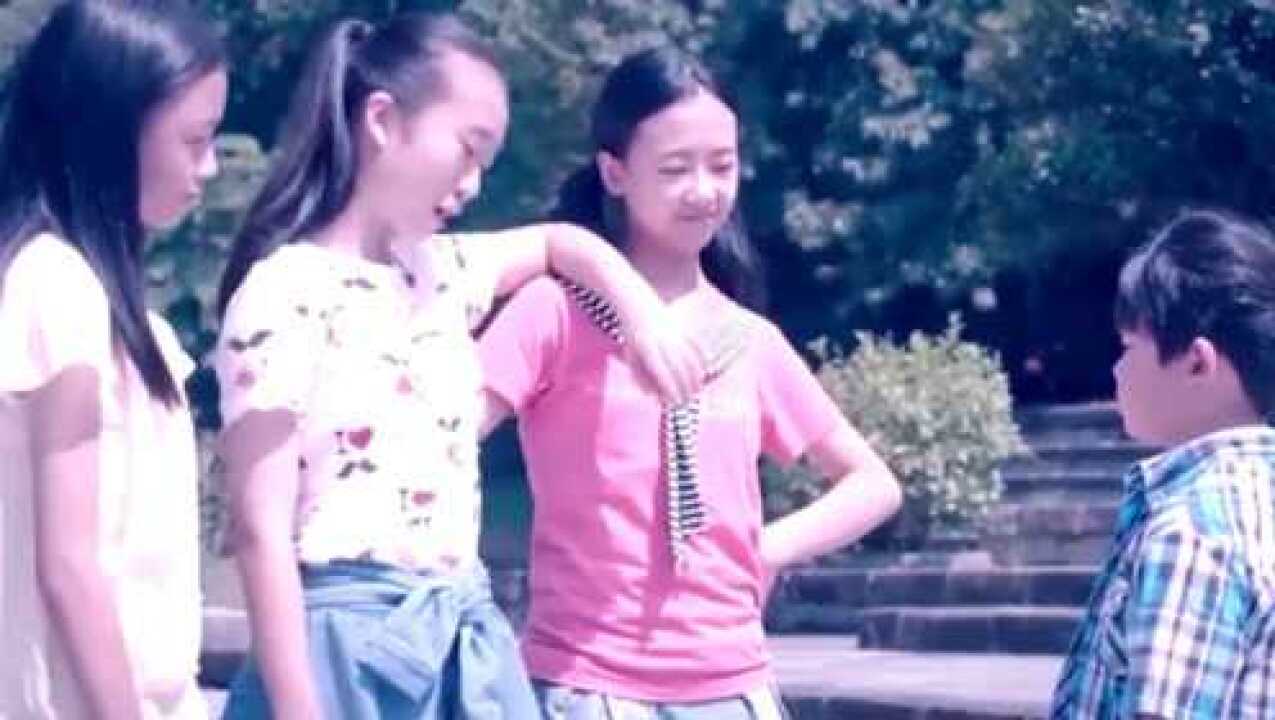 三女生串通好和小男孩做游戏，输了就得脱裤，小男孩输了只能乖乖愿赌服输_高清