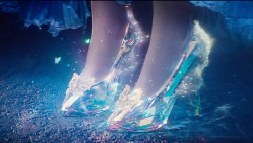 灰姑娘穿上水晶鞋和独一无二的蓝裙子，这一刻太美了，王子也沦陷了