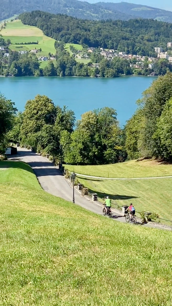 向往这样的生活 有山有水有草地还有悠闲自在的人!