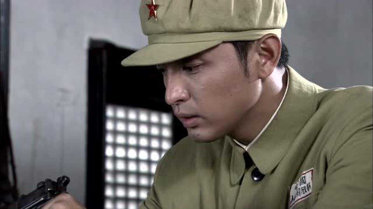 风影冉华伤心落泪政委劝他别自己憋着难过就说出来