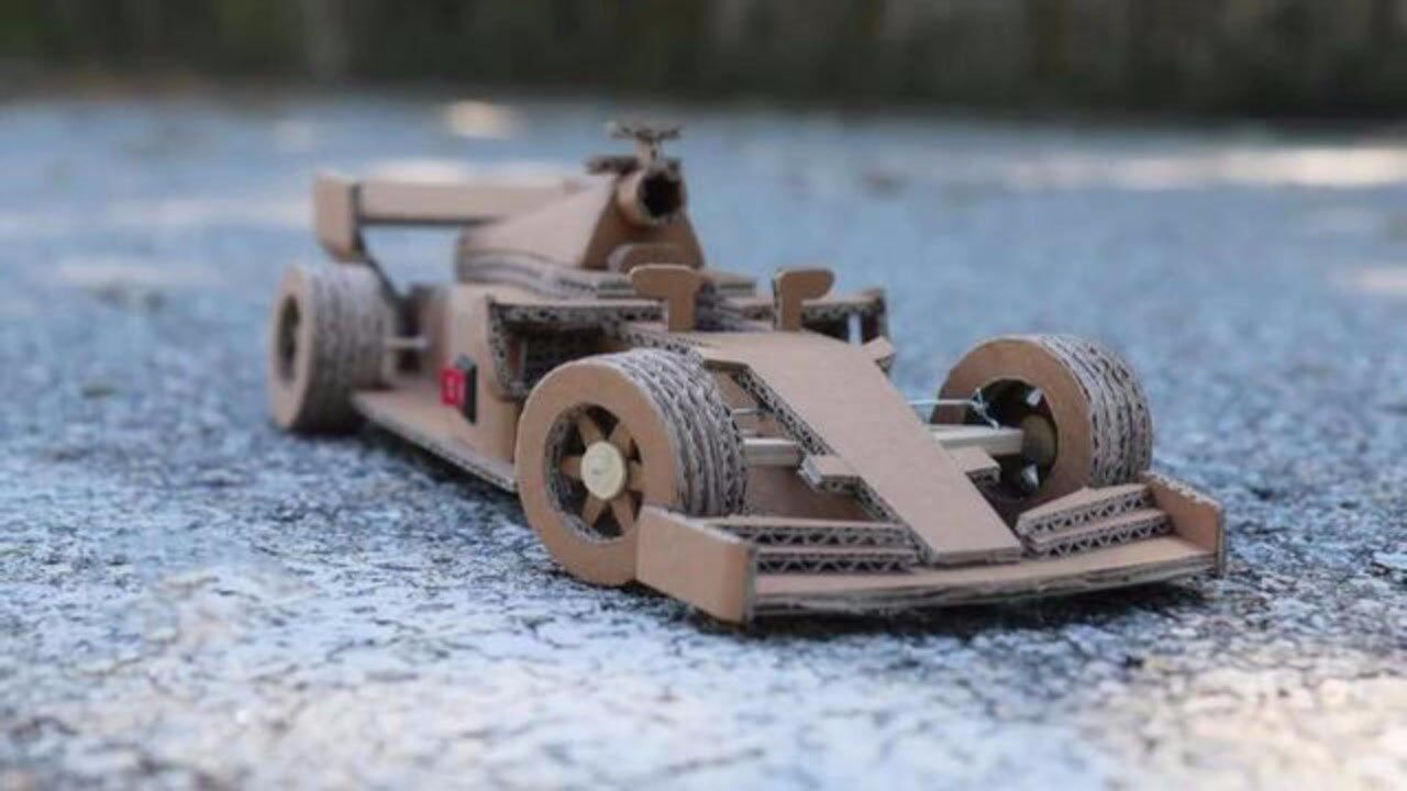 手工牛人用纸板制作出f1赛车,再装上马达遥控器跑起来真酷炫
